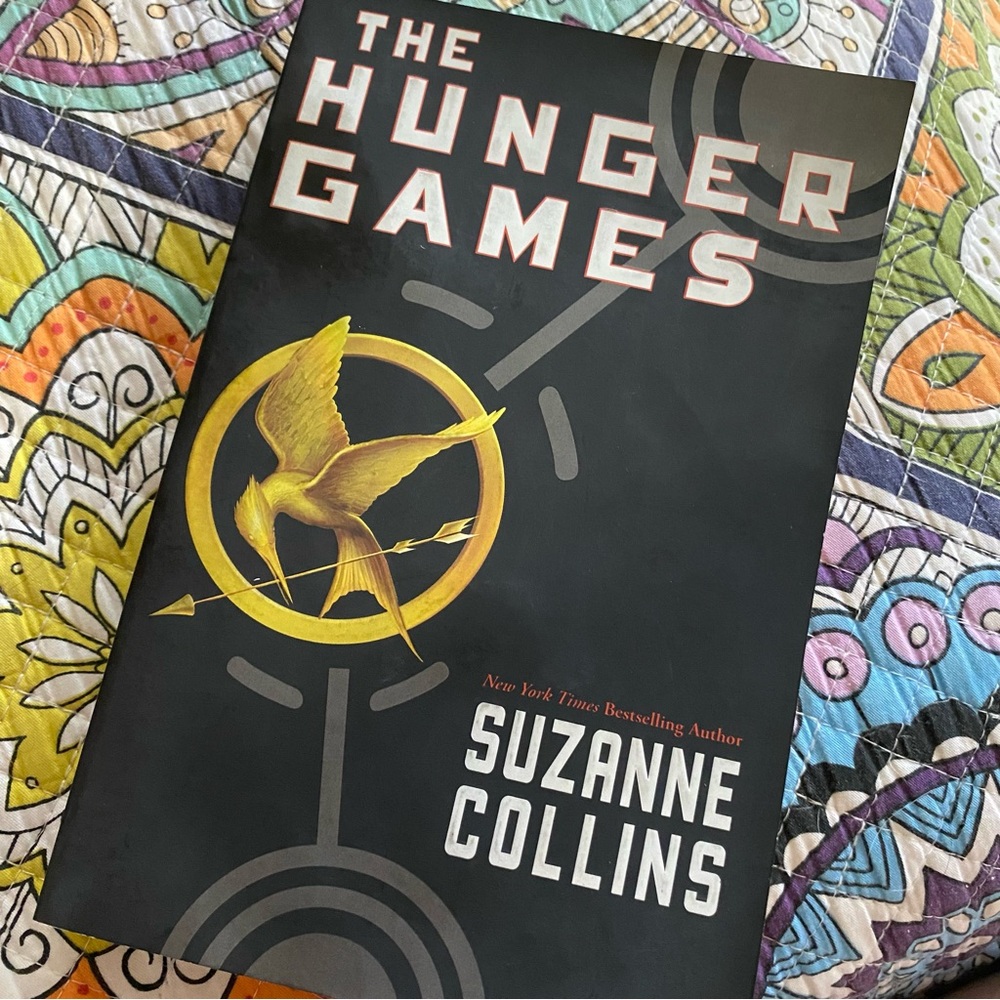 🍍 Book: The Hunger Games (Book 1) by Suzanne Collins